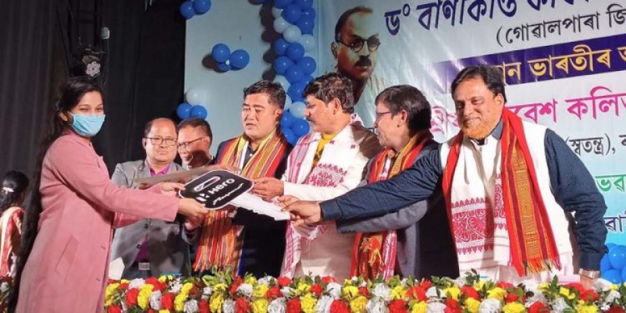 असम के शिक्षा मंत्री भाबेश कलिता ने 427 छात्राओं को स्कूटी की वितरित