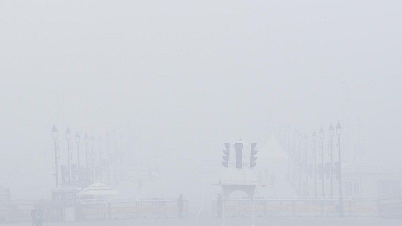 Delhi Under Dense Fog: Flight Disruptions and Cold Wave Hit National Capital