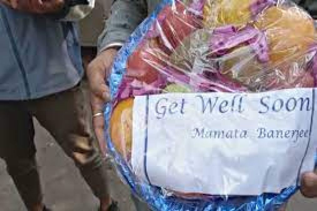 पश्चिम बंगाल की मुख्यमंत्री ममता बनर्जी ने राज्य के कोविड रोगियों को फलों की टोकरियाँ भेंट कीं