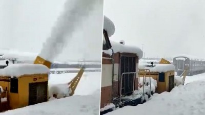 Snowfall grip Srinagar: Railway Workers Clear Tracks amid heavy snowfall