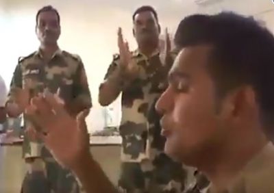 Viral Video: Indian Soldier singing 'Sandese Aate Hai' will give you goosebumps, watch it here