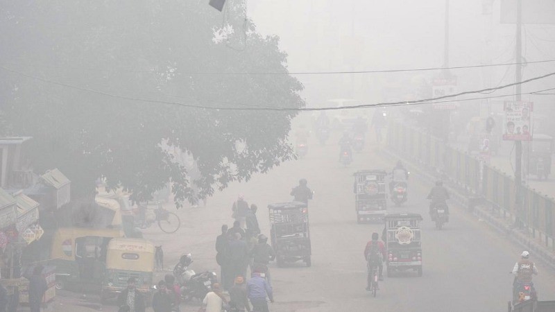 Delhi Shivers as Temperature Drops to 9.4°C at Safdarjung, Fog Disrupts Trains and Flights