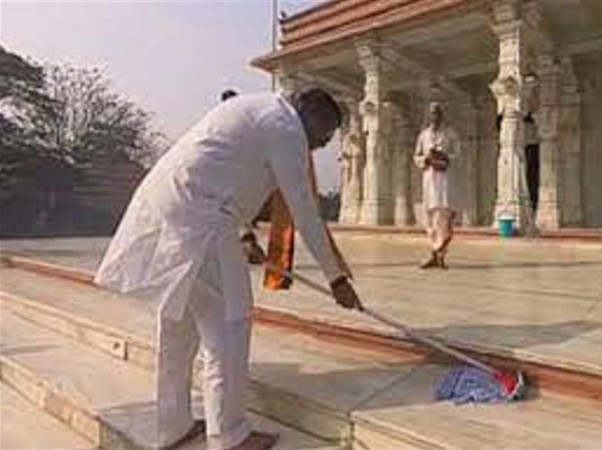 Dharmendra Pradhan Cleans  floor at Jagannath Temple in Odisha