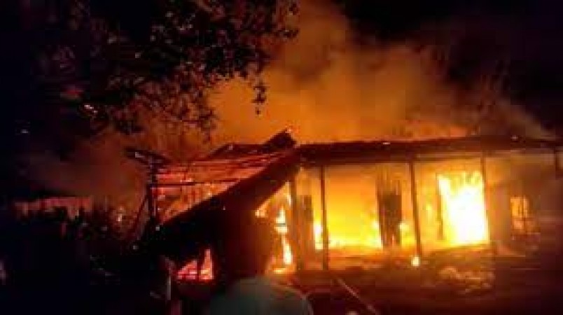 असम: लहरीघाट में लगी आग, 11 दुकानें जलकर राख
