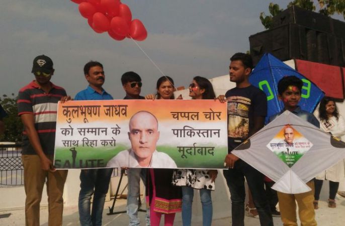 Kites with messages ‘Chappal Chor Pakistan’ on the lookout for Jadhav's freedom flown in Vadodara