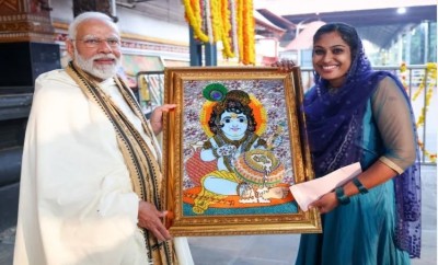 PM Modi Getting Gift of Shri Krishna Painting Presented  by Talented Muslim Artist Jasna Salim