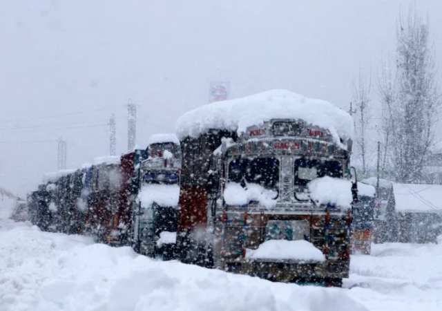 Kashmir Snowfall: Srinagar-Jammu NH closed, flights affected
