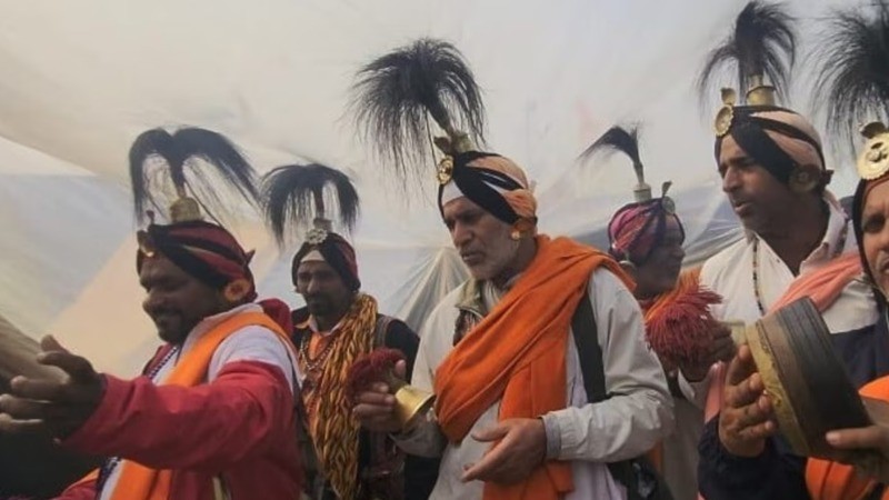 Jangam Jogis: Wanderers dedicated to Shaivism, who take dakshina from saints, dafli in hands and reciting Shiva chants