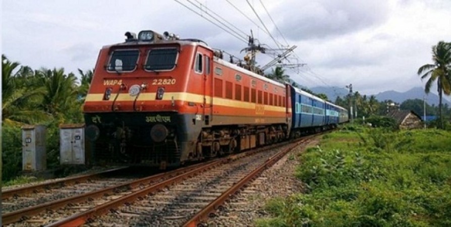 घने कोहरे के कारण कई ट्रेनों में हुई देरी, उत्तर भारत में बाधित हुई दृश्यता