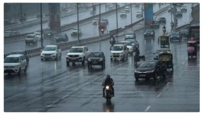 Light Rain Showers Delhi, But Poor AQI and Dense Fog Persist; Flights Affected