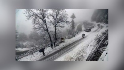 जम्मू-श्रीनगर राष्ट्रीय राजमार्ग बर्फ के कारण हुए जाम