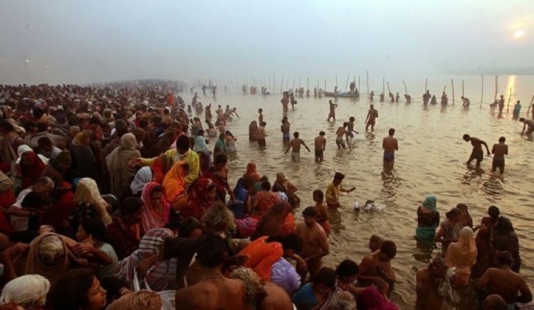 Kumbh Mela 2019: Hundreds and thousands of pilgrims took holy dip at the Sangam on the occasion of 'Paush Poornima'