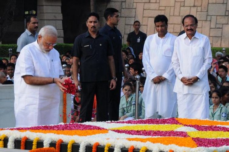 PM Modi, Pranab Mukherjee paid homage to Mahatma Gandhi