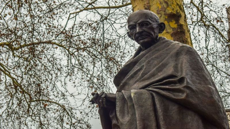 Workers of Hindu Mahasabha fired at the statue of Mahatma Gandhi, case registered