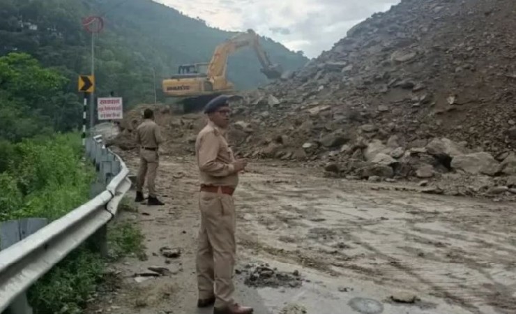 Chhinka, Uttarakhand Faces Road Blockage Again Due to Falling Boulders