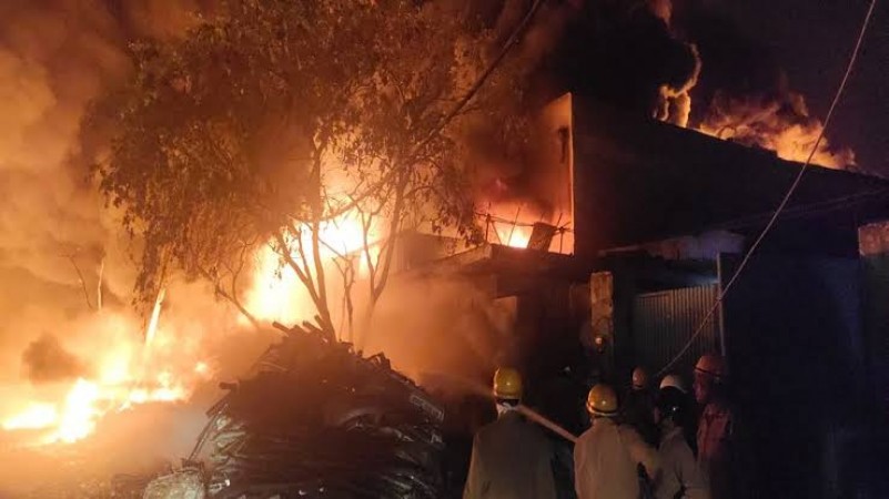 भयानक हादसा: दिल्ली के टिकरी कलां पीवीसी मार्केट के गोदाम में आग लगने से मचा हाहाकार