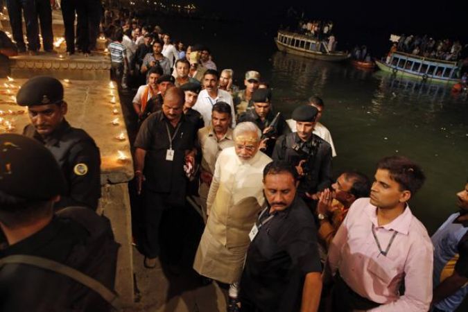 PM Modi broke protocols for the first time in 4 years, travelled Varanasi at night