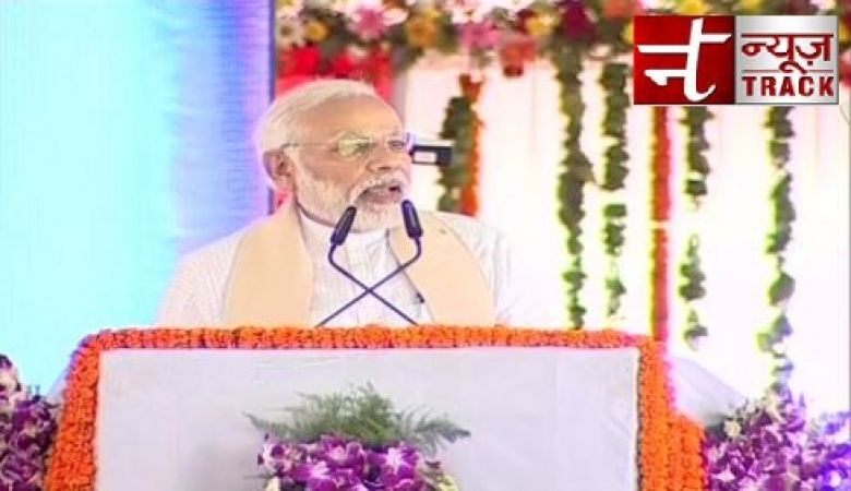 PM Modi arrives at Mirzapur for launching various projects