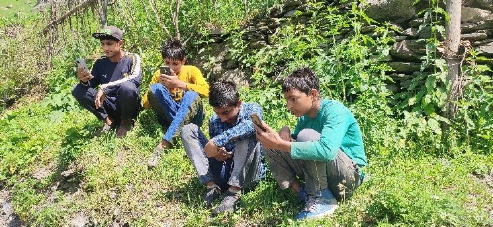 डिजिटल रूप से पिछड़े कश्मीरी छात्र सिग्नल की तलाश में पहाड़ पर चढ़े