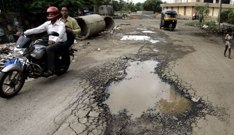 Minister of Maharashtra spoke on death in the road accidents due to pit holes