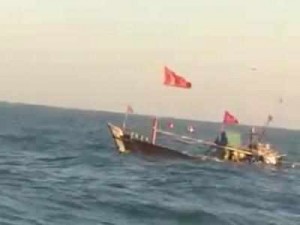 Boat sinks in shipwreck: Kasimedu fishermen rescue 7 stranded fishermen