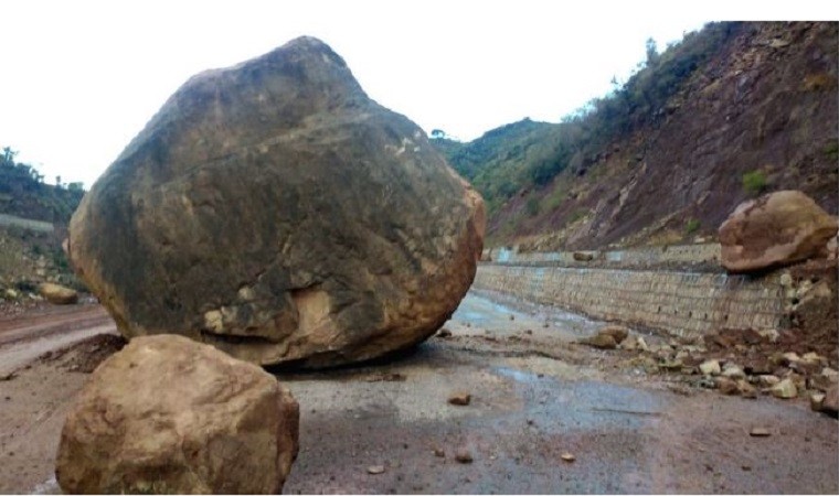BREAKING! Jammu-Srinagar NH closed due to shooting stones