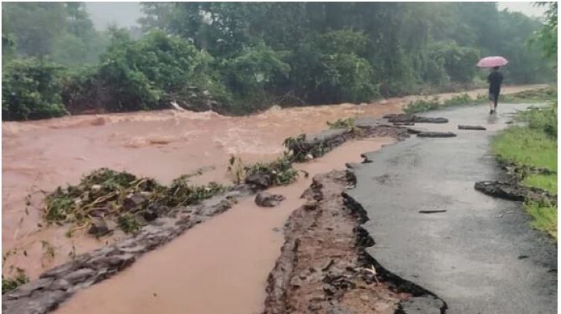महाराष्ट्र के रायगढ़ में लगातार बारिश से हुआ भूस्खलन, 5 की मौत