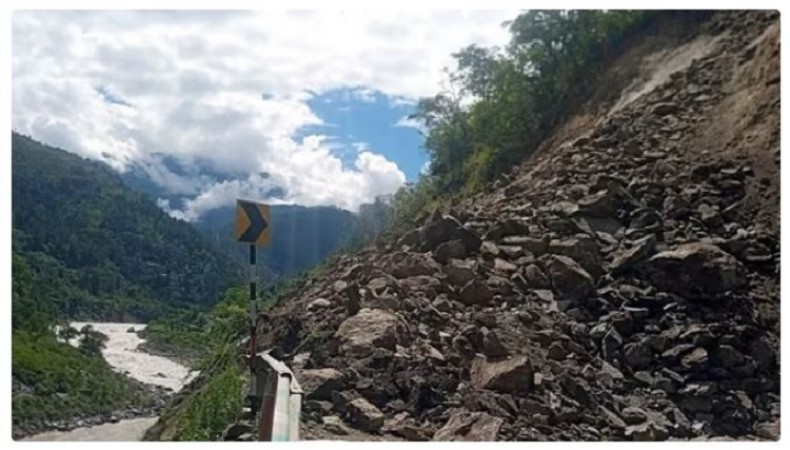 Breaking News: Yamunotri, Badrinath Highway blocked by Falling Debris
