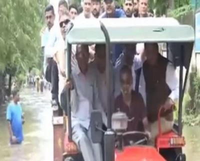 गुजरात के स्वास्थ्य मंत्री ऋषिकेश पटेल ने भारी बारिश के बीच बाढ़ प्रभावित इलाकों का किया निरीक्षण, ट्रेक्टर से पहुंचे लोगों के पास