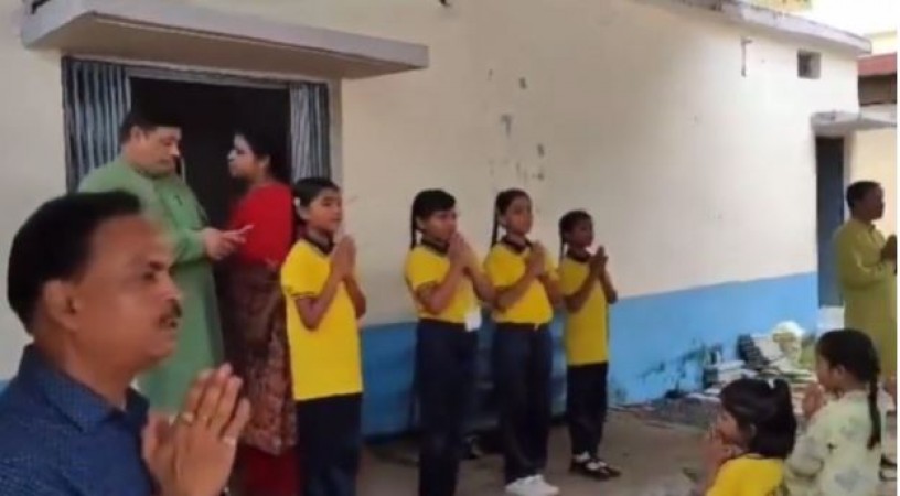 मध्य प्रदेश के एक स्कूल में छात्रों को गायत्री मंत्र का जाप करने से रोका गया, मचा बवाल