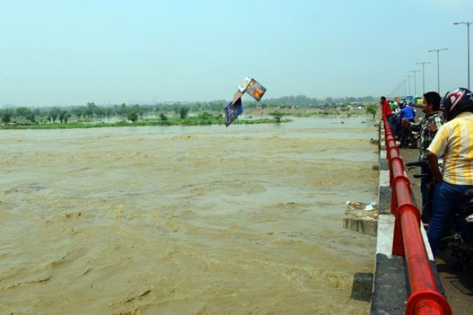 Flood warning in Delhi, water reaches danger mark