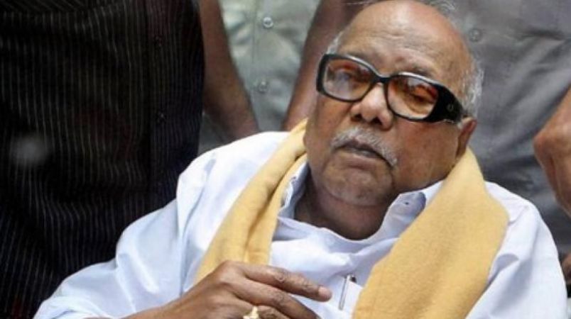 Karunanidhi in ICU, supporters, politicians and celebrities gathered outside the hospital