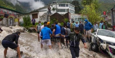 हिमाचल प्रदेश में बदल फटने से आई बाढ़, 10 सैलानी हुए लापता