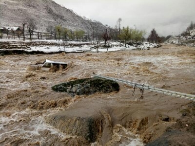 जम्मू-कश्मीर में भारी बारिश के कारण चिनाब नदी का बढ़ा जलस्तर