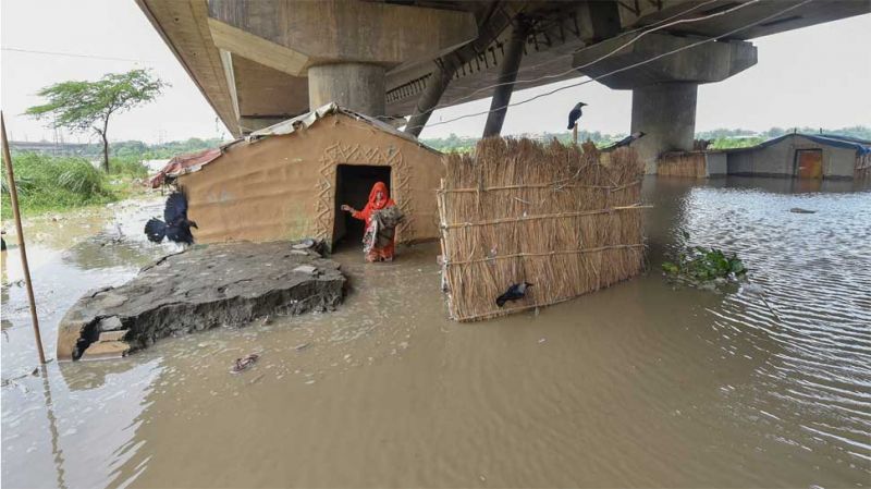 Delhi : Flood situation worsens in Over 10,000 persons have been affected Yamuna flows over danger mark