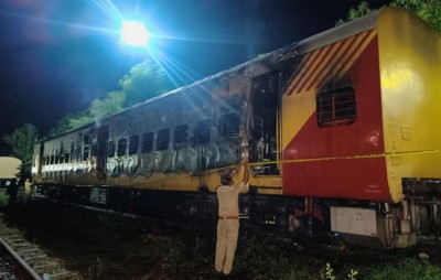 Train set on fire at Kannur railway station; 1 bogie burnt