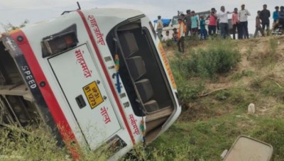Major Accident in Lakhimpur Kheri: Bus Overturns After Collision with Car, 21 Injured