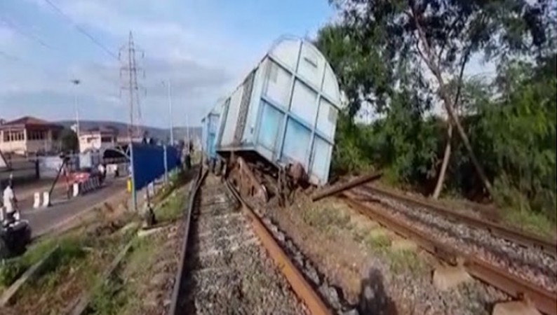 BREAKING! 2 wagons of goods train carrying LPG derail in Jabalpur