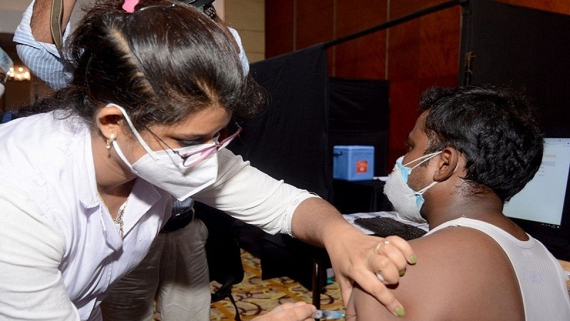 Fake corona vaccination exposed in Barabanki! attack on media persons