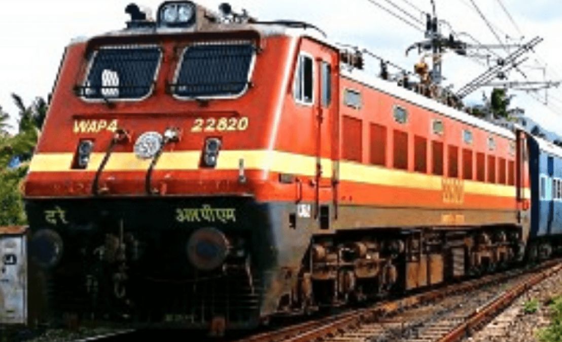 Fury over Agnipath, job aspirants block railway track in Delhi
