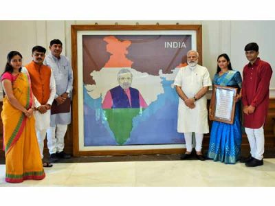 PM Modi presented the Artwork made with pearls
