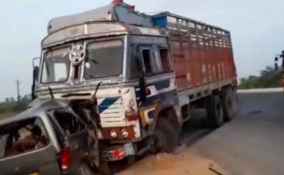 ट्रक-कार के बीच हुई भयंकर टक्कर, दो बच्चों समेत एक ही परिवार के 9 सदस्यों की हुई मौत