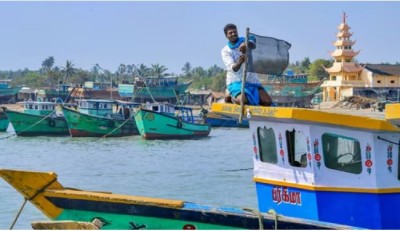 श्रीलंका की नौसेना ने अपने इलाके में मछली पकड़ने के आरोप में चार भारतीय मछुआरों को गिरफ्तार किया