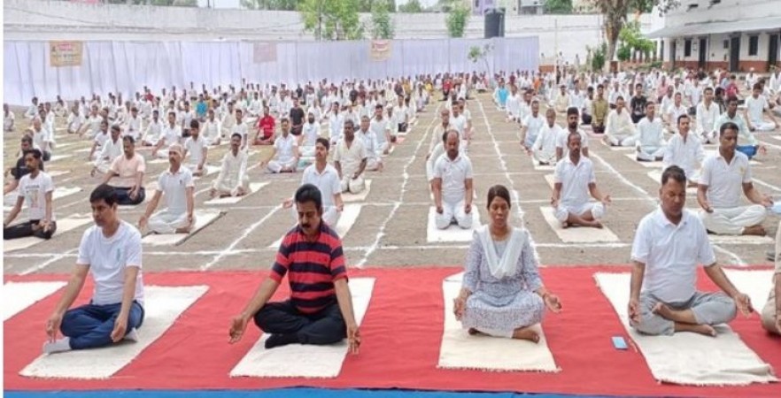 Inmates from Indore Central Jail practise yoga with MP Shankar Lalwani