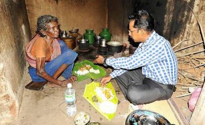 Well wisher of a common man: A District Collector shares his meal with a poor lady