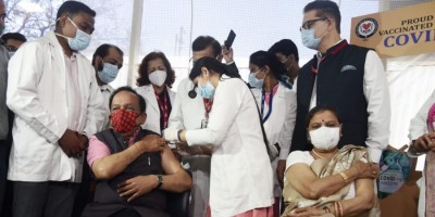 स्वास्थ्य मंत्री डॉ. हर्षवर्धन और उनकी पत्नी को लगा कोरोना टीका