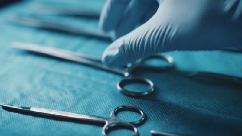 डॉक्टर्स की बड़ी लापरवाही आई सामने, ट्यूबक्टॉमी के दौरान डॉक्टर ने काटी महिला की आंत