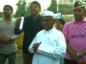 Anna Hazare meets students protesting against SSC exam paper leak; requests them to protest non-violently