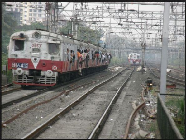Mumbai local trains running delay due to passengers rush