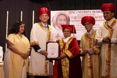 Dr. Niranjan Hiranandani, Provost, HSNC University honored Rajyogini Brahmakumari Nalini Didi ji